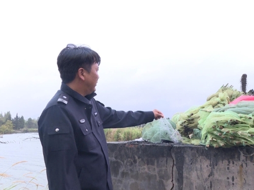 执法队员收缴的渔网。(10月20日摄) 执法队员收缴的渔网。(10月20日摄)