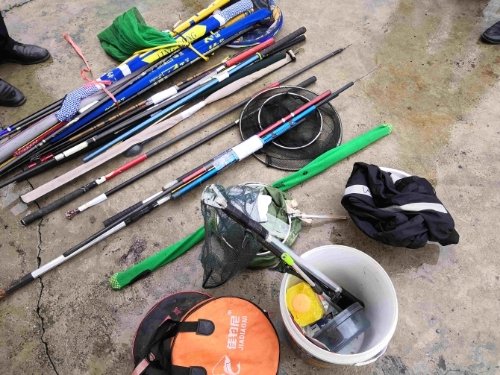 执法队员收缴的渔具。(10月20日摄) 执法队员收缴的渔具。(10月20日摄)