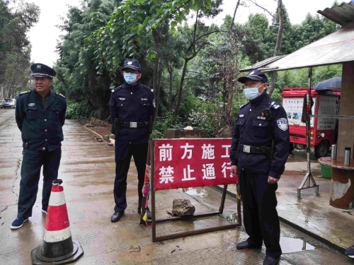 执法队员正在点位站岗值守。(10月20日摄) 执法队员正在点位站岗值守。(10月20日摄)