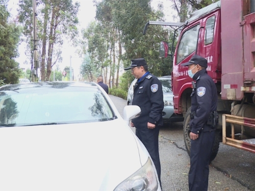 执法人员正在检查进出河口的来往车辆。(10月20日摄) 执法人员正在检查进出河口的来往车辆。(10月20日摄)