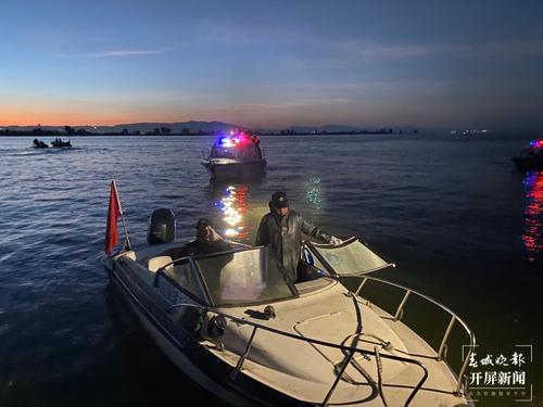 50余名执法人员开展涉渔违法行为执法 (2).jpg