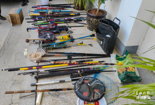 滇池草海垂钓,42根鱼竿被收缴! 张勇 通讯员 陆英 洪鑫 摄